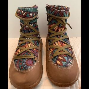 Size 40 / US 9 hiking boots